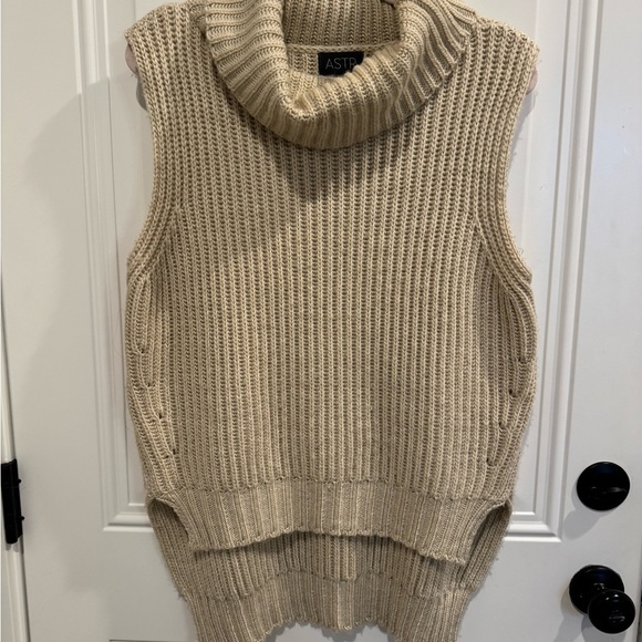 ASTR Sleeveless Sweater - Picture 2 of 4